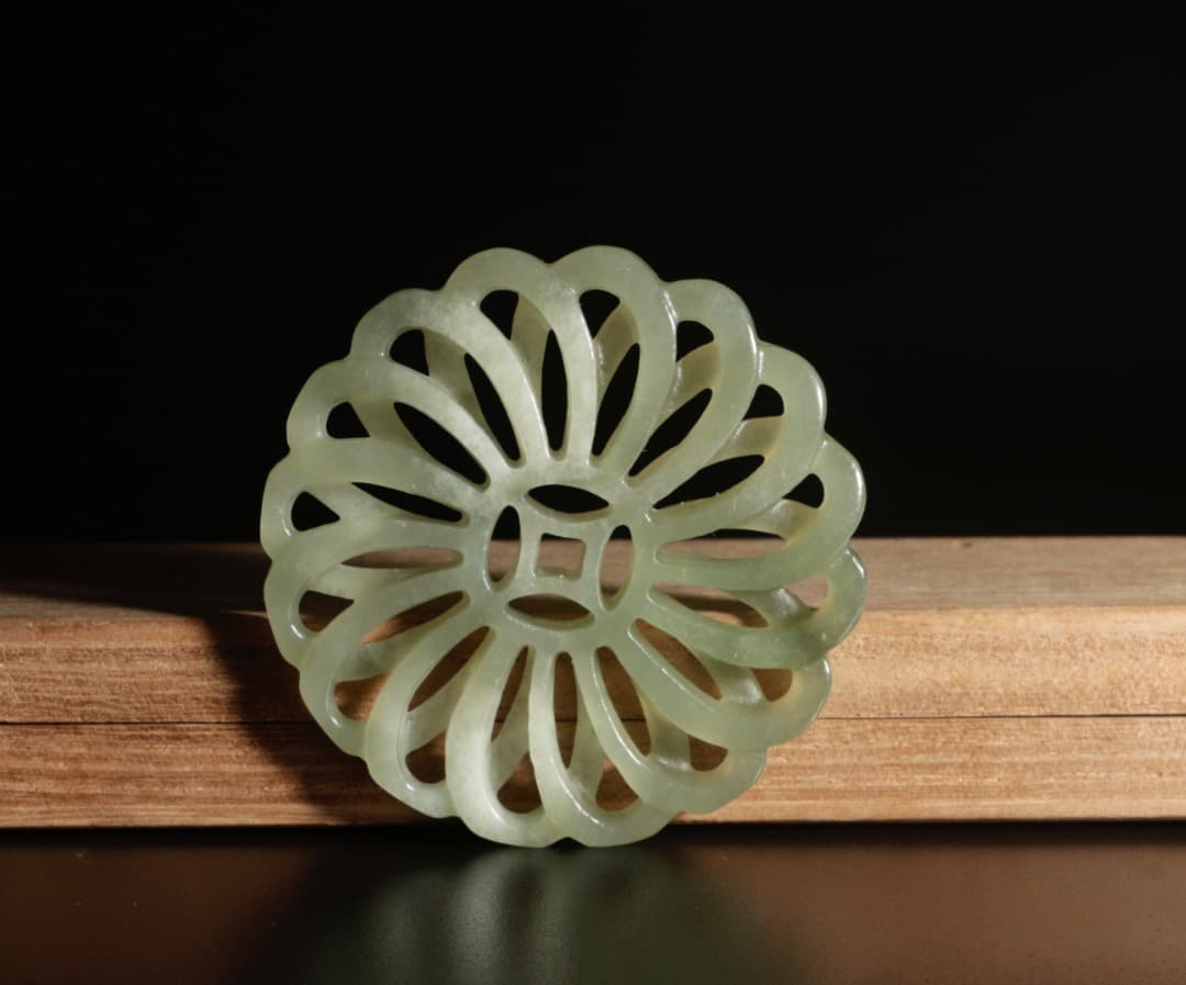 中古 和田玉 透かし彫り 菊花文佩 青玉 ペンダント 鑑定書付 CL0020