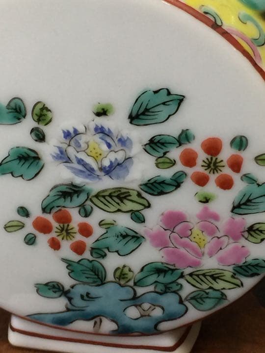 乾隆年製  粉彩 色絵 双耳 花卉人物瓶。年代物