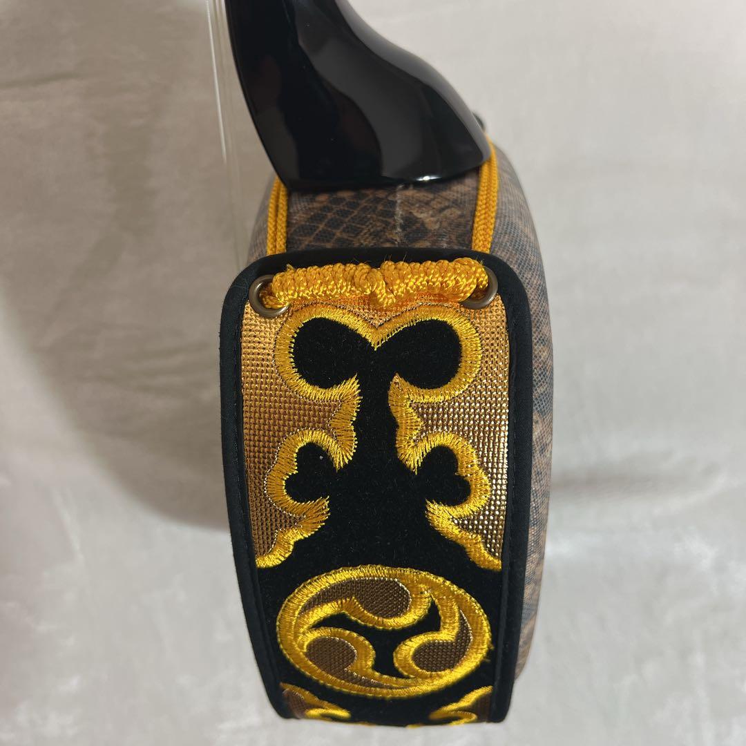 沖縄 黒塗り 三線 人口革 初心者向けセット 鍵付ハードケース付き 付属品多数