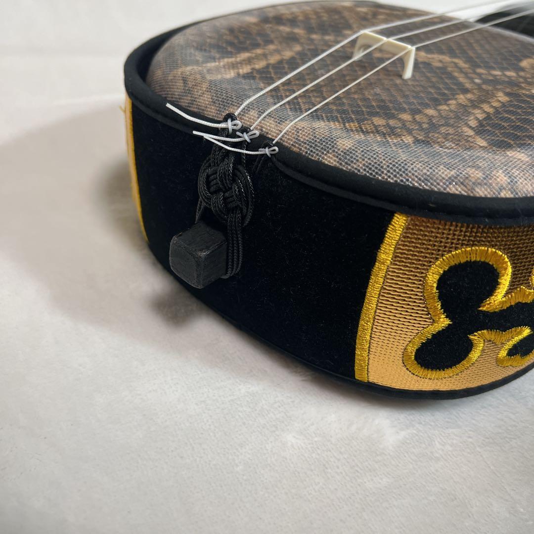 沖縄 黒塗り 三線 人口革 初心者向けセット 鍵付ハードケース付き 付属品多数