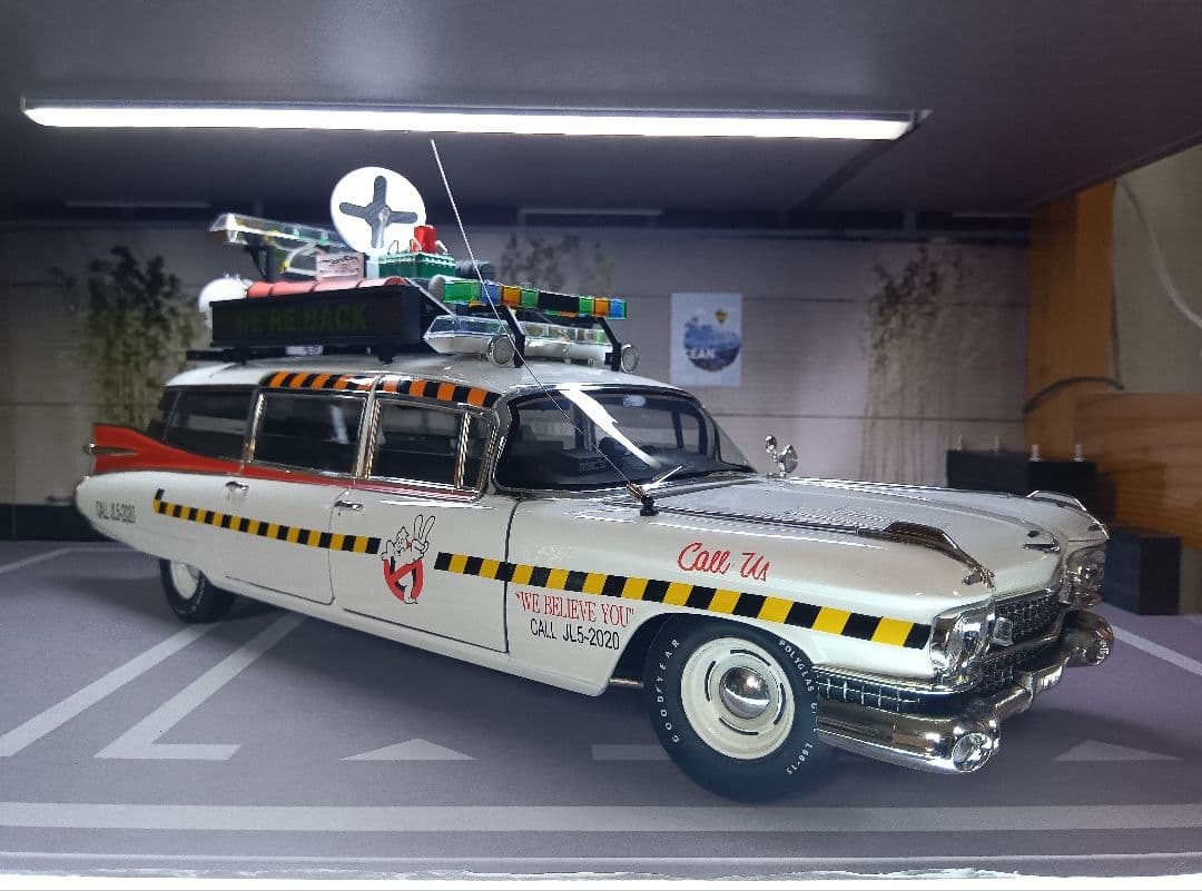 PYOMARO　Hot Wheels 1/18 Ecto-1A