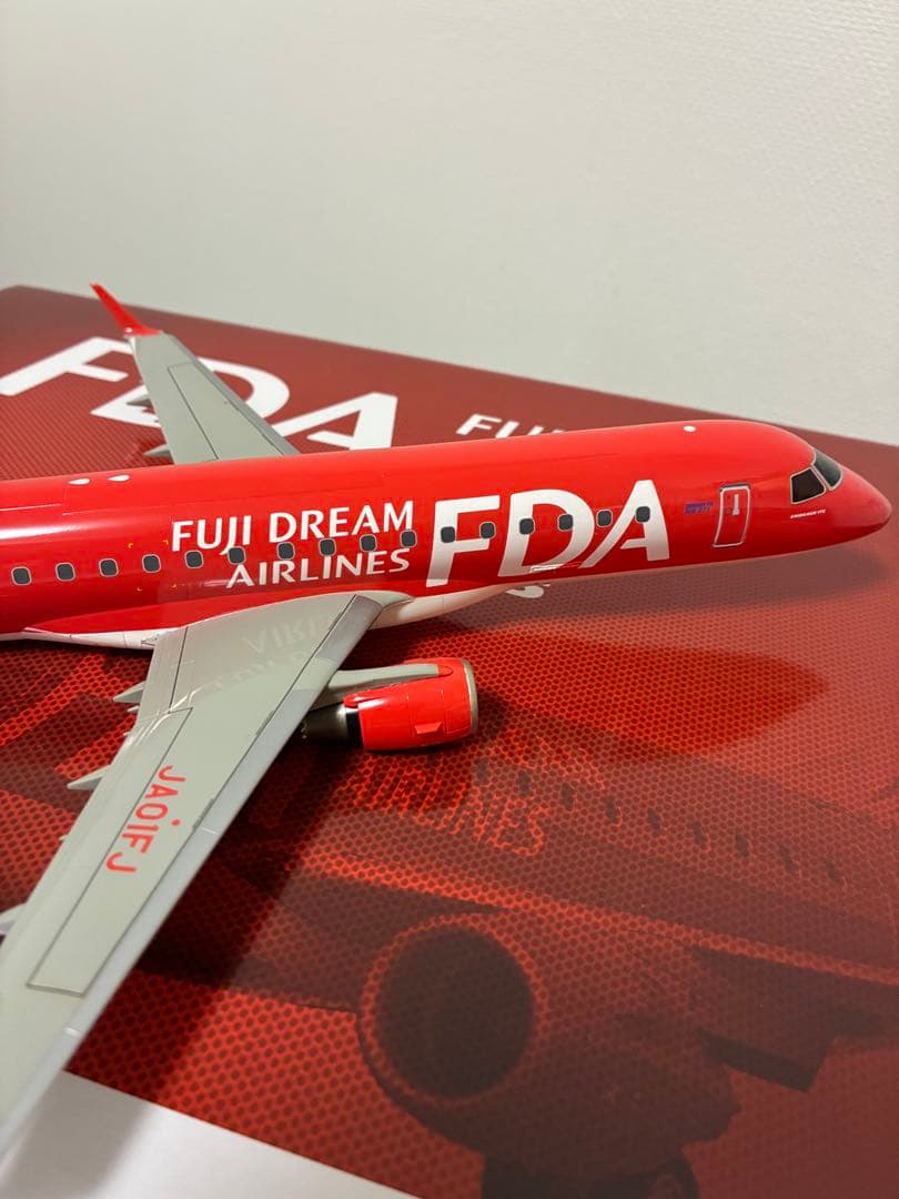 フジドリームエアラインズ 赤 EMBRAER 175 1/100スケール 完成品