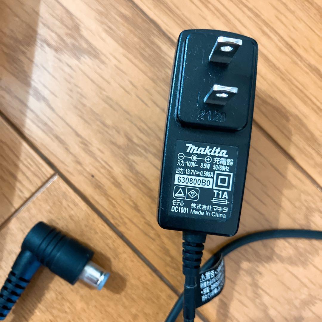 Makita スティッククリーナー 本体 充電器付き　マキタホワイト掃除機