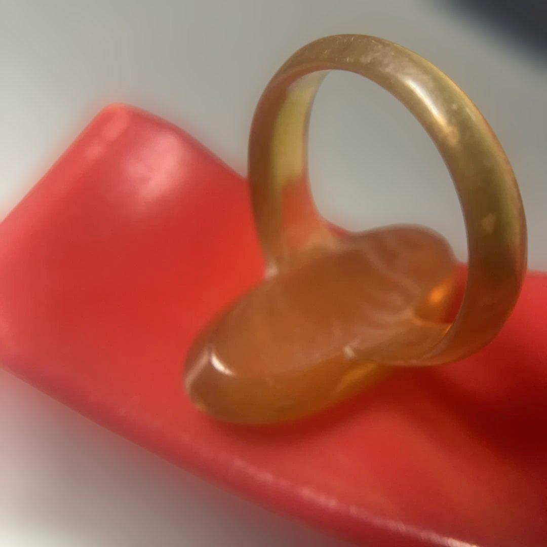 ( ´ ▽ ` )そう…昭和の古き良き時代の飴色のヴィンテージ‼︎ 鼈甲の指輪です