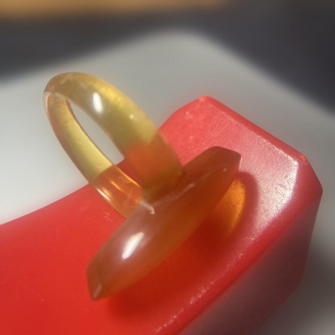 ( ´ ▽ ` )そう…昭和の古き良き時代の飴色のヴィンテージ‼︎ 鼈甲の指輪です