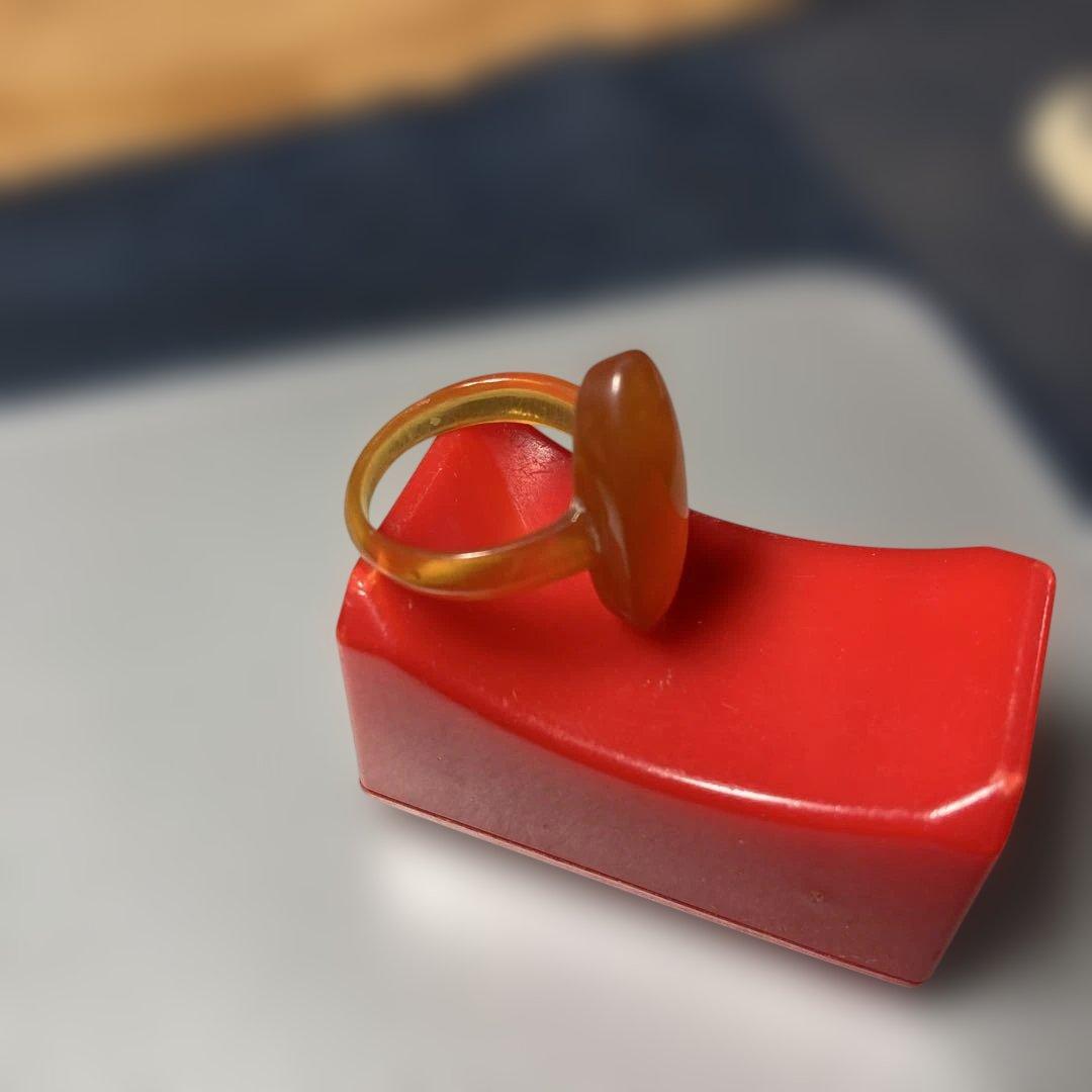 ( ´ ▽ ` )そう…昭和の古き良き時代の飴色のヴィンテージ‼︎ 鼈甲の指輪です