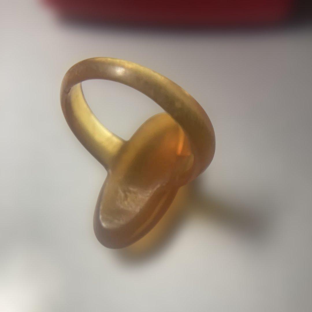 ( ´ ▽ ` )そう…昭和の古き良き時代の飴色のヴィンテージ‼︎ 鼈甲の指輪です