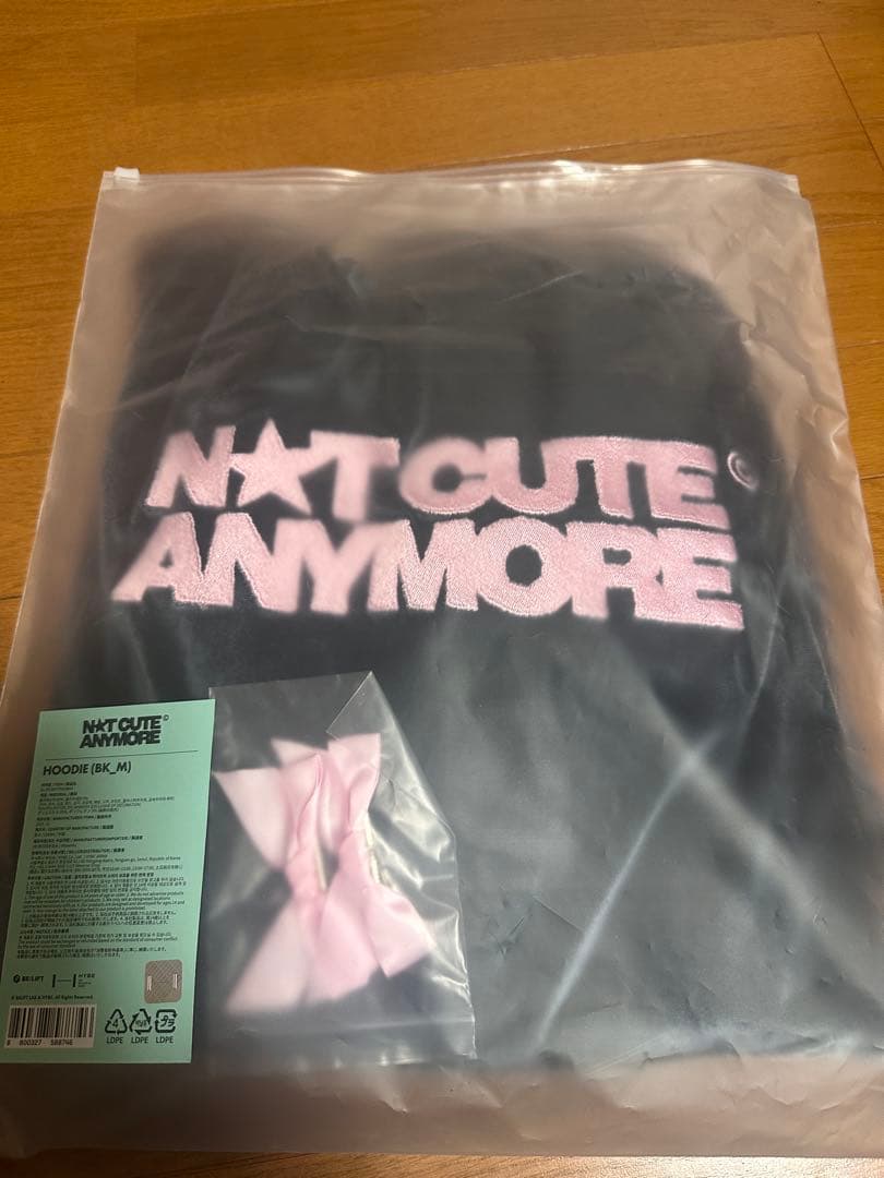 ILLIT NOTCUTEANYMOREパーカー Mサイズ【トレカ無し】