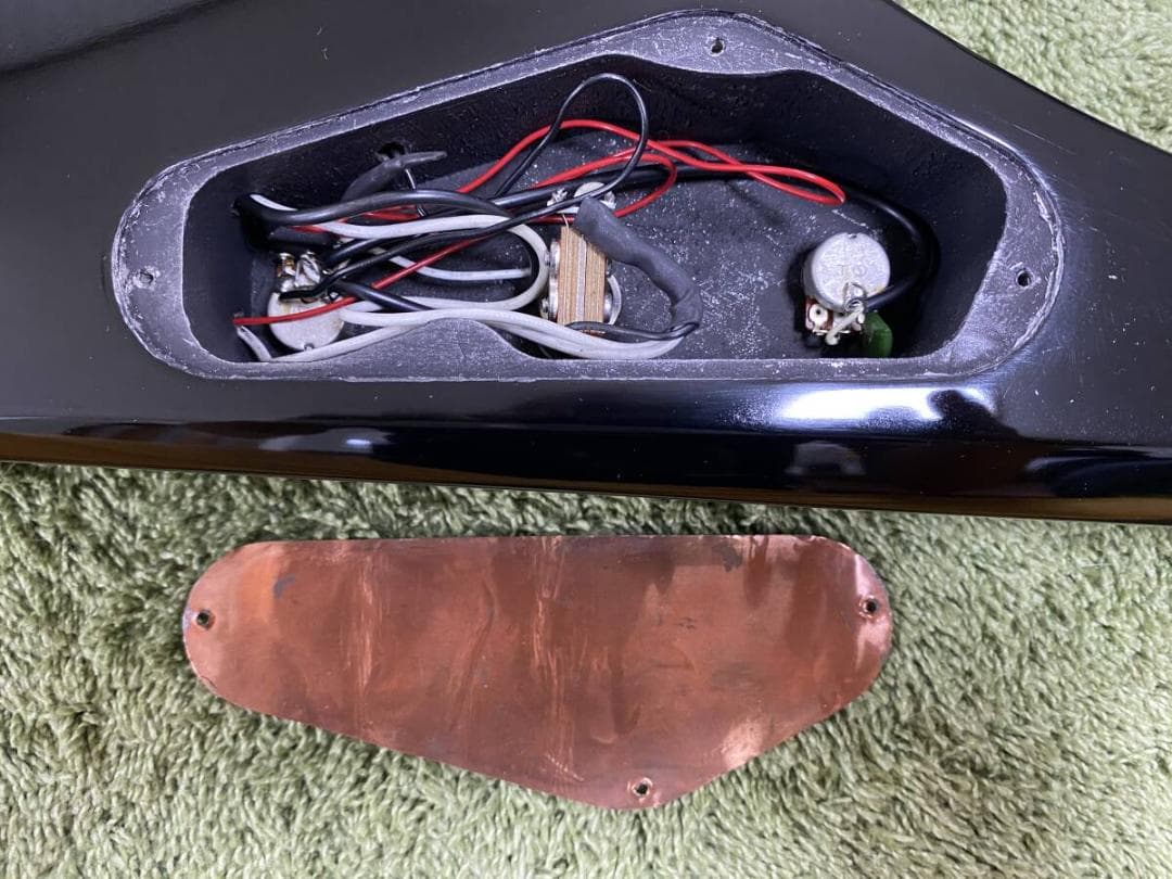 ◆美品 FERNANDES V-RATTLESNAKE EMG81&85 24F