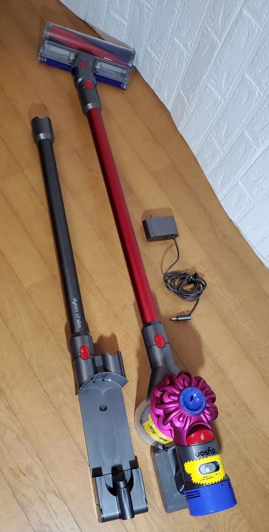 Dyson　 V7　掃除機　レッド系　ダイソン　清掃除菌済み　家電品　訳あり！