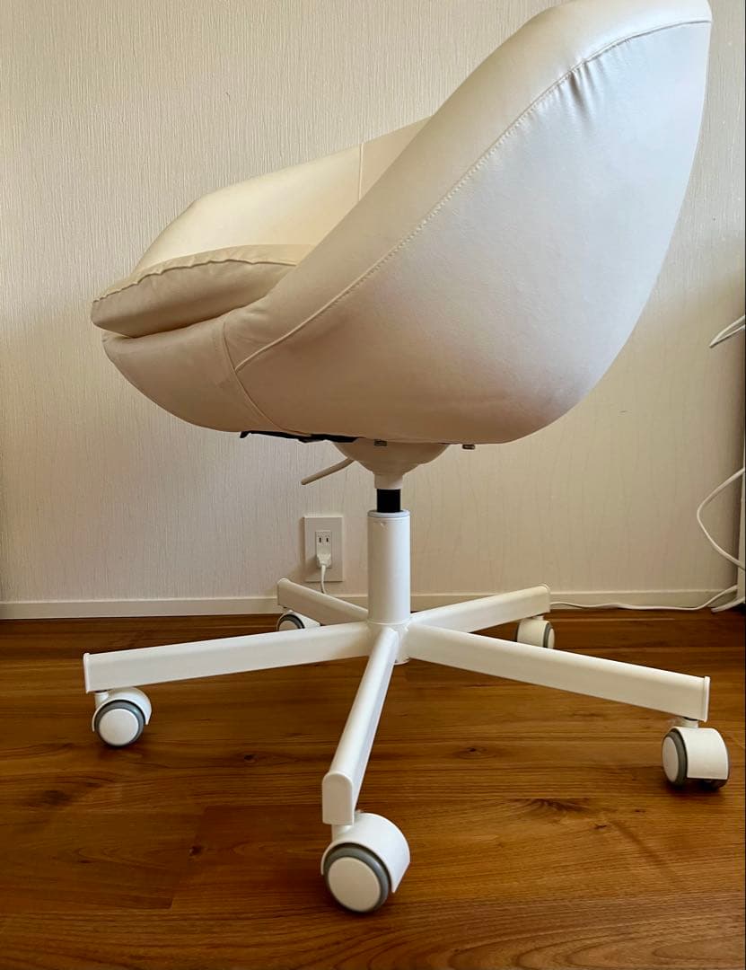 デスクチェア　IKEAスクルーヴスタ白