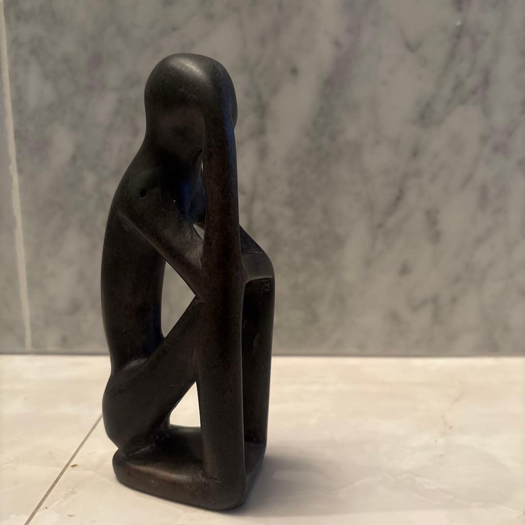 アフリカンアートどの角度からも美しい造形美ロダンの考える人の芸術的な石の彫刻