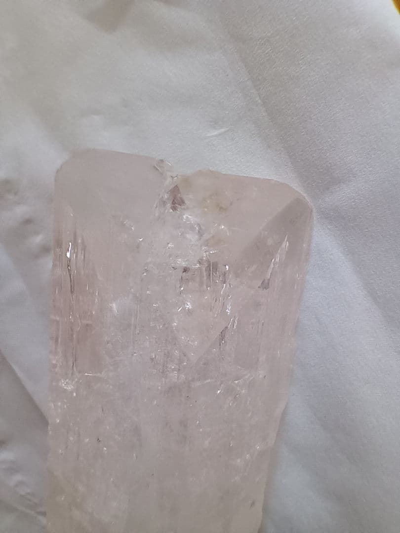 ダンビュライト　原石　ツイン　極薄いピンク色
