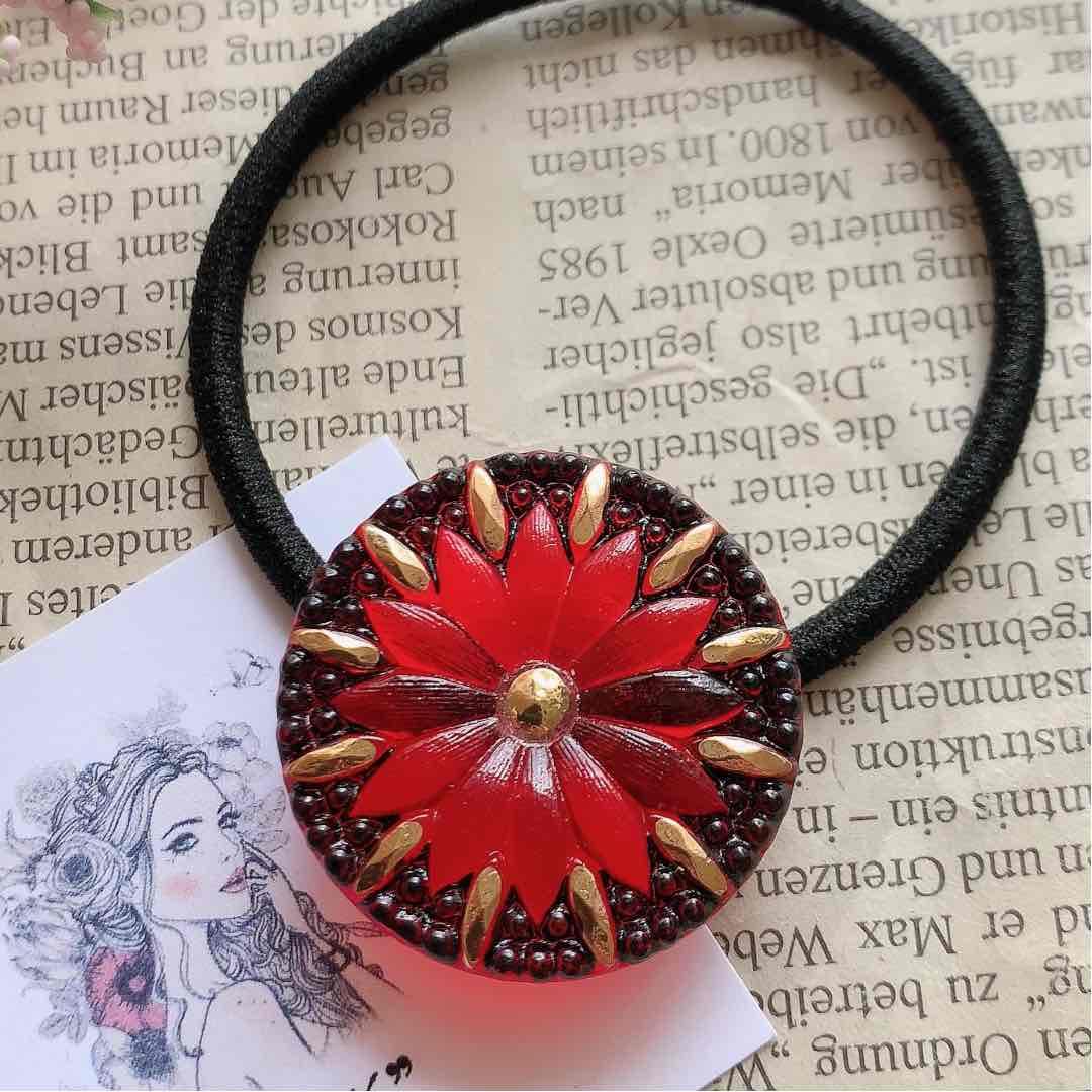 1点もの No.662 ハンドメイドヘアゴム  チェコ伝統工芸品ボタン