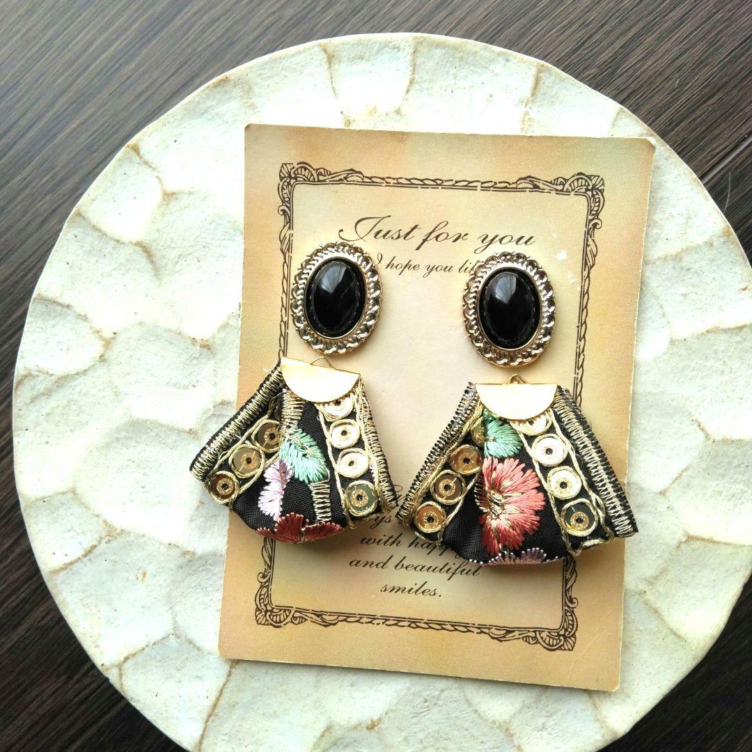 刺繍　黒　チロリアンテープ　ボタン　ヴィンテージ　リボン　ピアス　イヤリング
