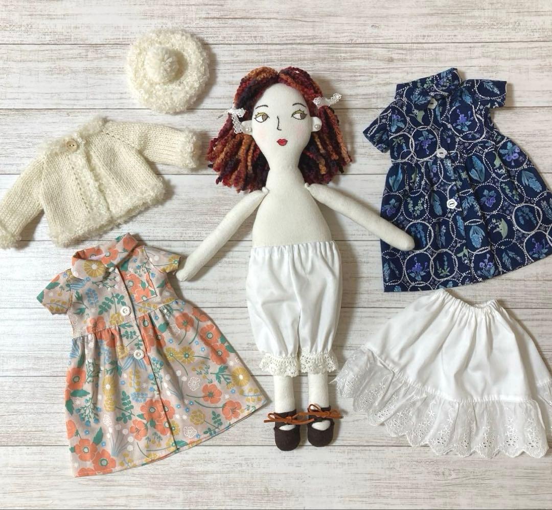 ハンドメイド　着せ替え人形　白いカーディガンさん