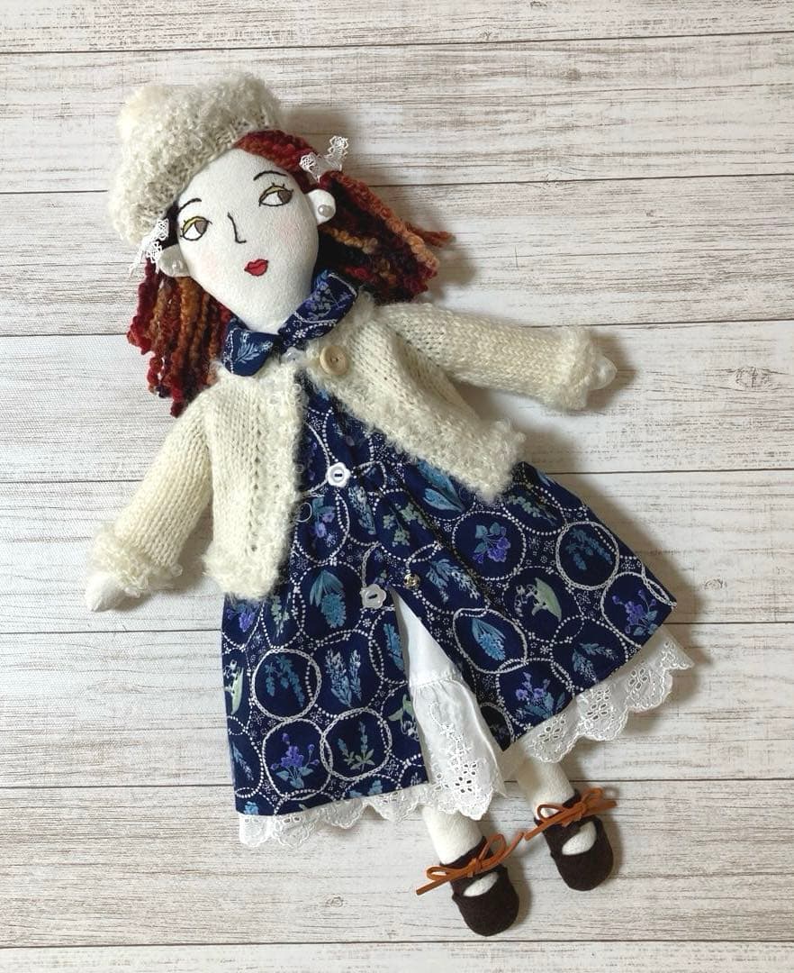 ハンドメイド　着せ替え人形　白いカーディガンさん