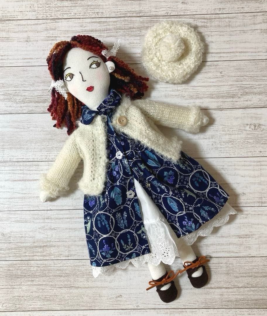 ハンドメイド　着せ替え人形　白いカーディガンさん