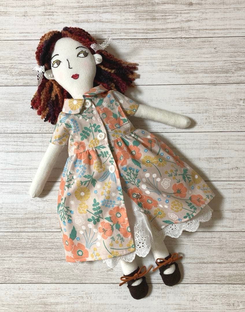 ハンドメイド　着せ替え人形　白いカーディガンさん