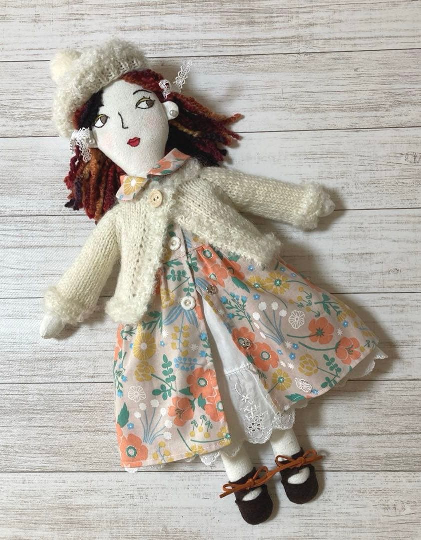 ハンドメイド　着せ替え人形　白いカーディガンさん