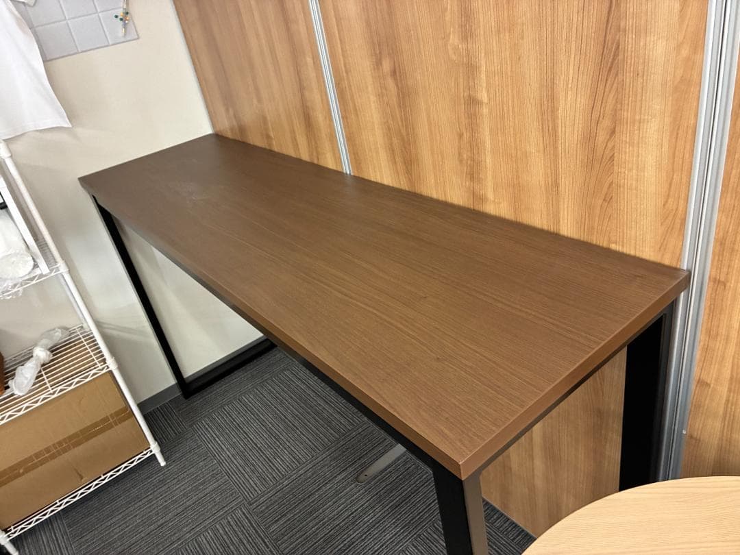 スタッキングチェアと木製テーブルセット