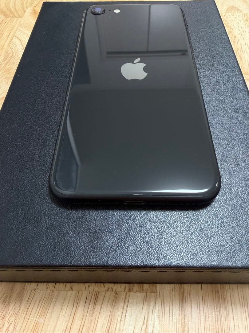 美品　iPhone SE 第二世代　④