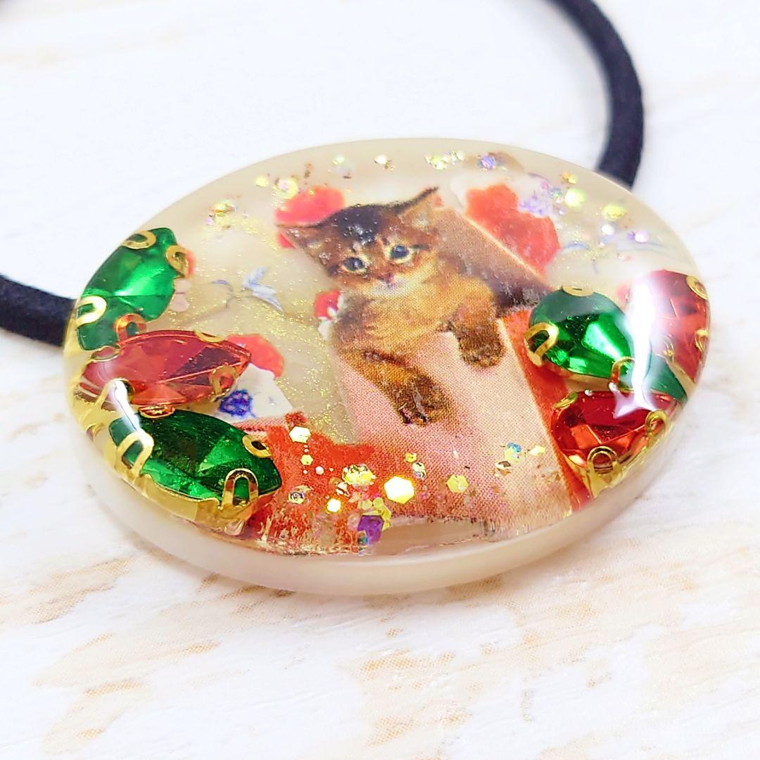 ビジューとプレゼント猫ちゃんのヘアゴム ハンドメイド レジン クリスマス 楕円