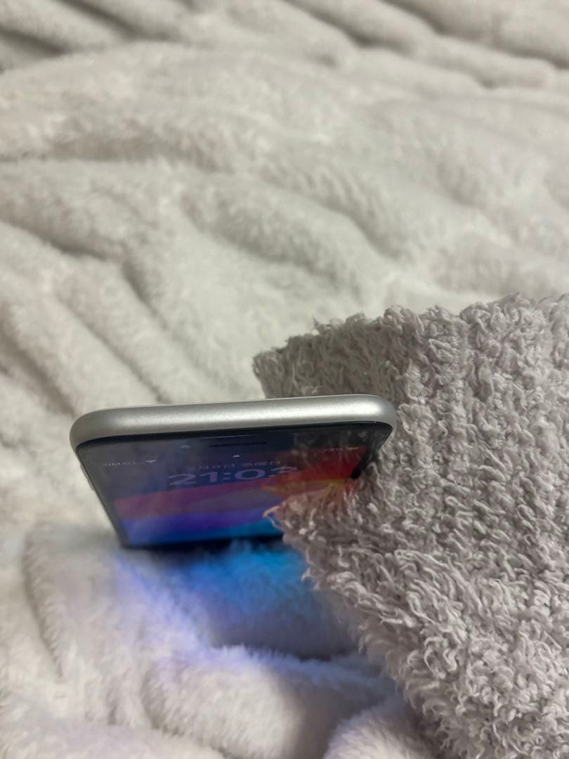 ジャンク品　Apple iPhone SE 第2世代 64GB ホワイト　箱あり