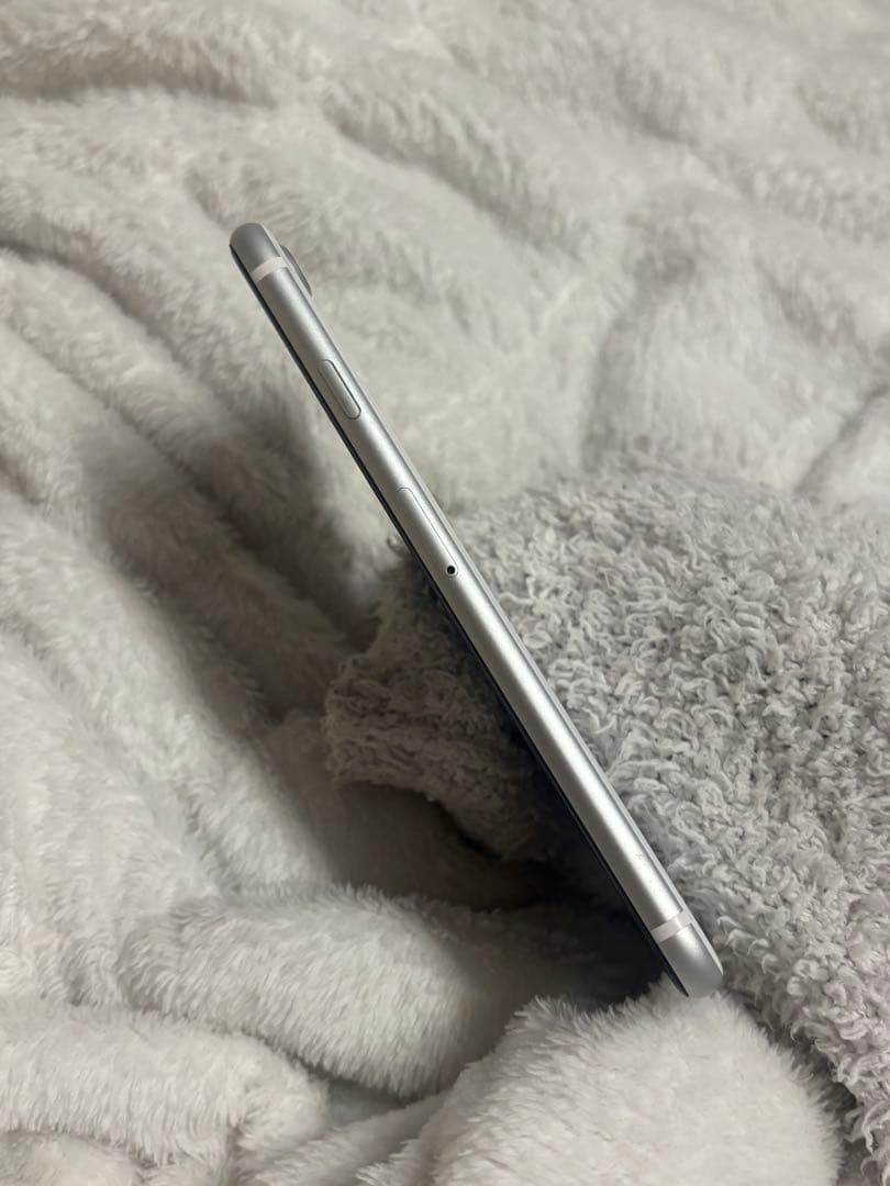 ジャンク品　Apple iPhone SE 第2世代 64GB ホワイト　箱あり