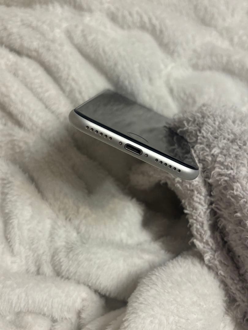 ジャンク品　Apple iPhone SE 第2世代 64GB ホワイト　箱あり