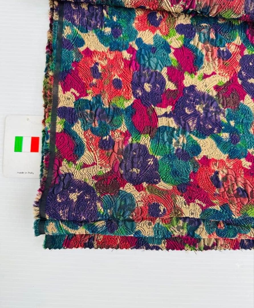 新品未使用イタリア製 花柄 生地／立体感あり・ポイント使い向き 1.2×3.3m