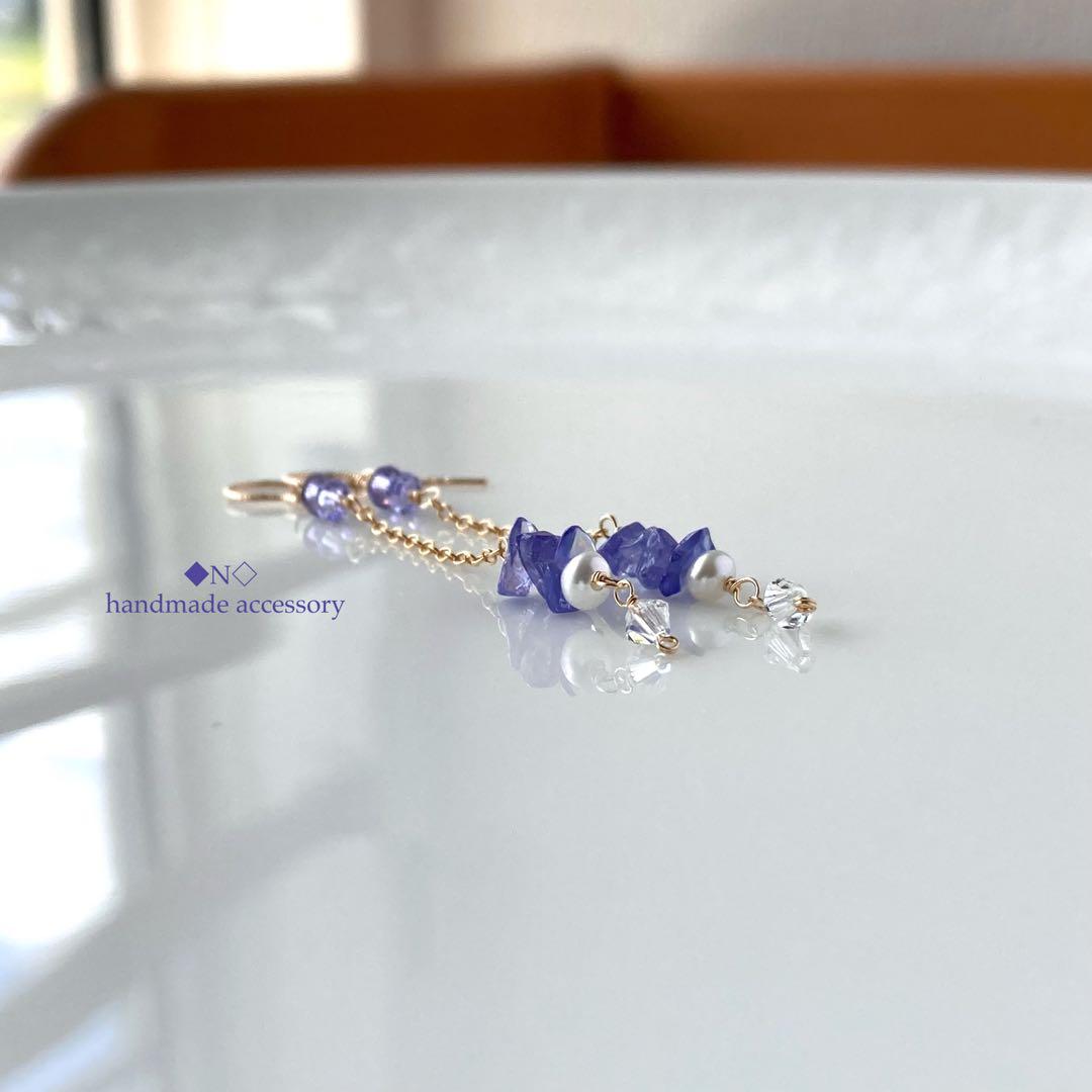 14kgf 宝石質タンザナイトチップのピアス 淡水パールとスワロフスキー