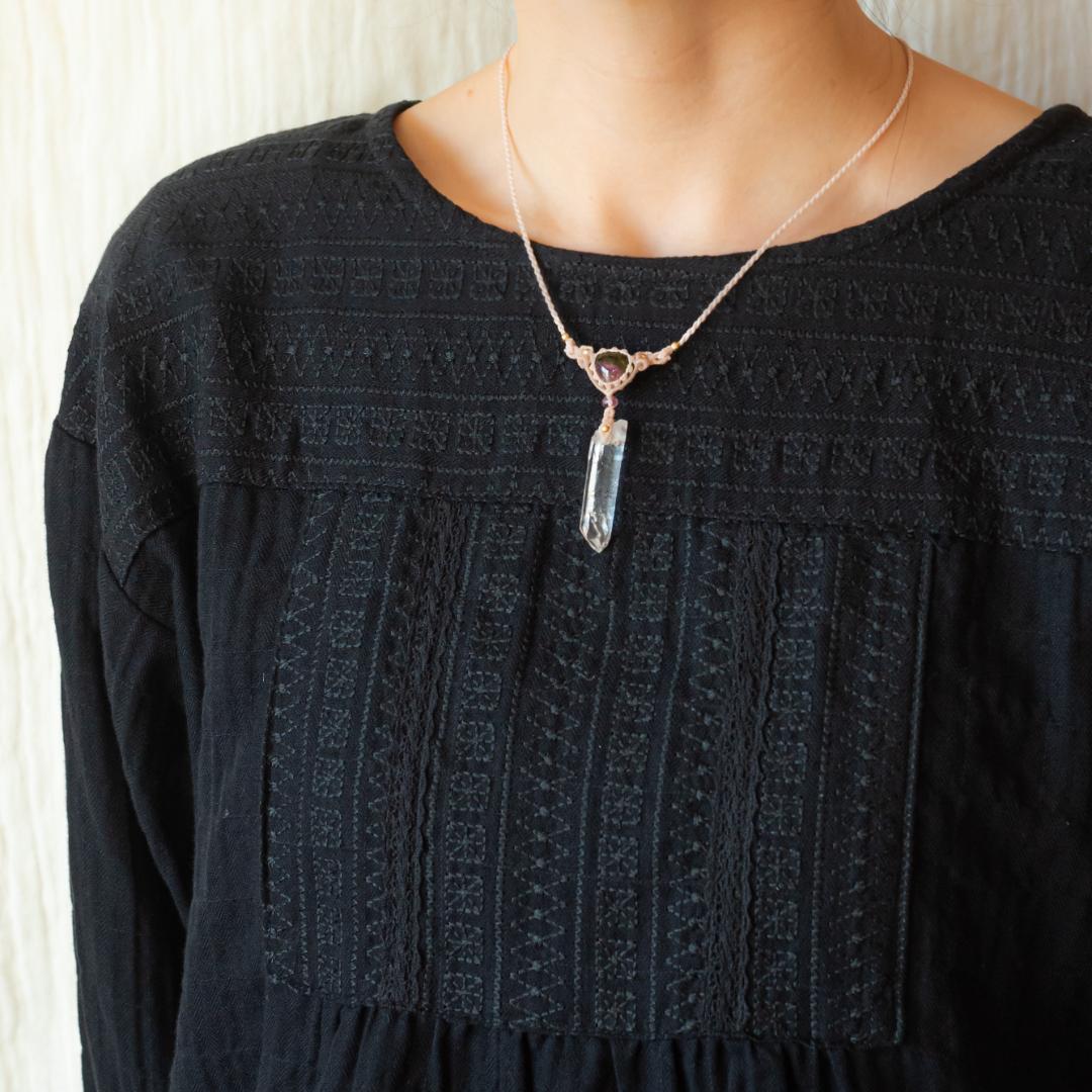 ヒマラヤ産クリスタル+トルマリンのマクラメ編み 天然石ネックレス