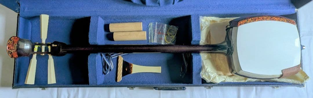 【高級】 津軽三味線 太棹 紅木 白系糸巻き　犬皮 べっ甲バチ ハードケース付