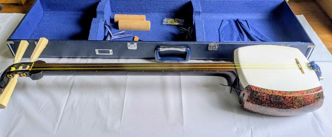 【高級】 津軽三味線 太棹 紅木 白系糸巻き　犬皮 べっ甲バチ ハードケース付