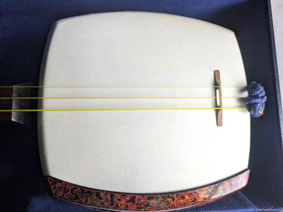 【高級】 津軽三味線 太棹 紅木 白系糸巻き　犬皮 べっ甲バチ ハードケース付