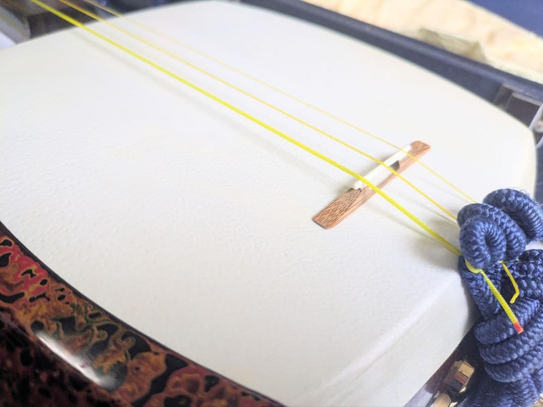 【高級】 津軽三味線 太棹 紅木 白系糸巻き　犬皮 べっ甲バチ ハードケース付