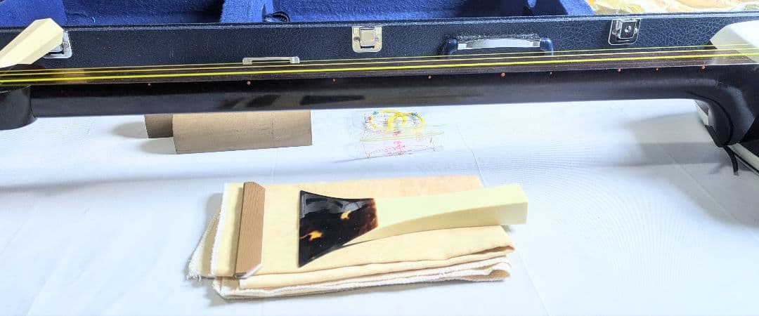 【高級】 津軽三味線 太棹 紅木 白系糸巻き　犬皮 べっ甲バチ ハードケース付