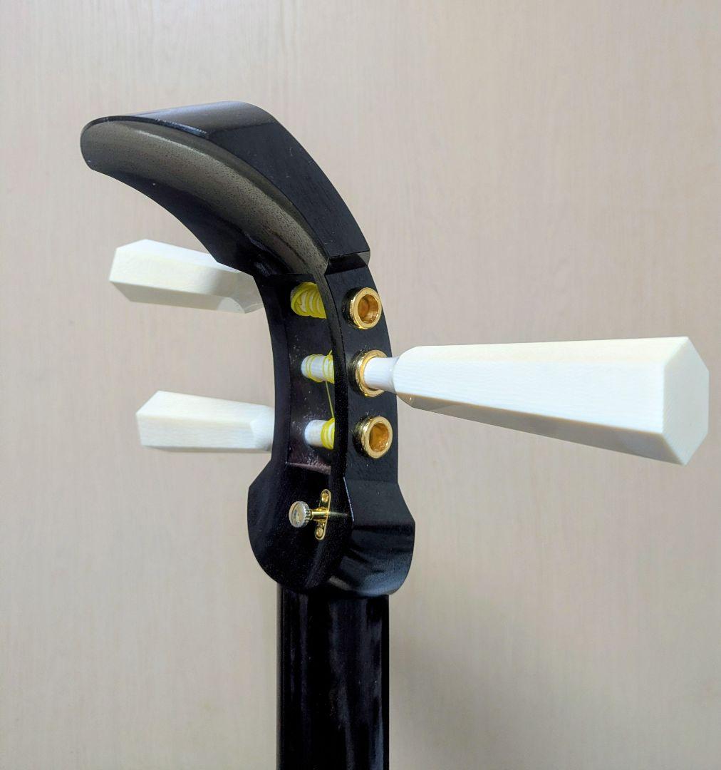 【高級】 津軽三味線 太棹 紅木 白系糸巻き　犬皮 べっ甲バチ ハードケース付