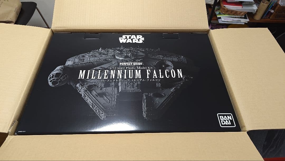 プレミアム バンダイ パーフェクトグレード ミレニアム・ファルコン　新品未開封