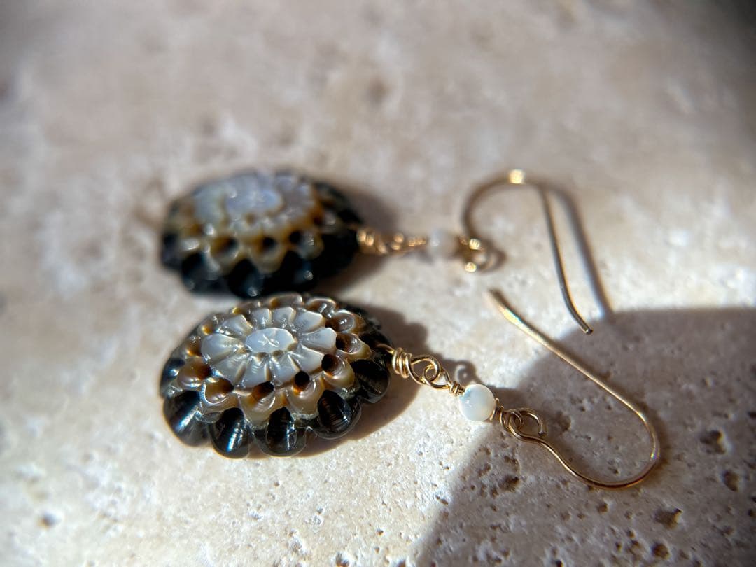 14kgfブラックMOPダリアカービングピアス/イヤリング