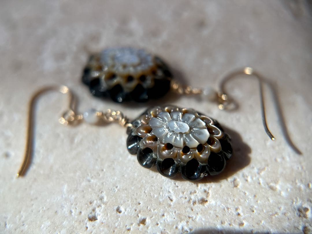 14kgfブラックMOPダリアカービングピアス/イヤリング