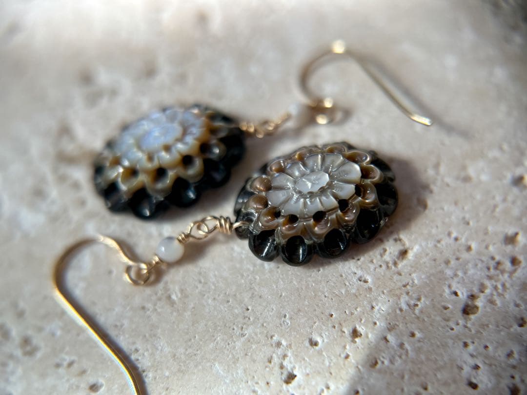 14kgfブラックMOPダリアカービングピアス/イヤリング