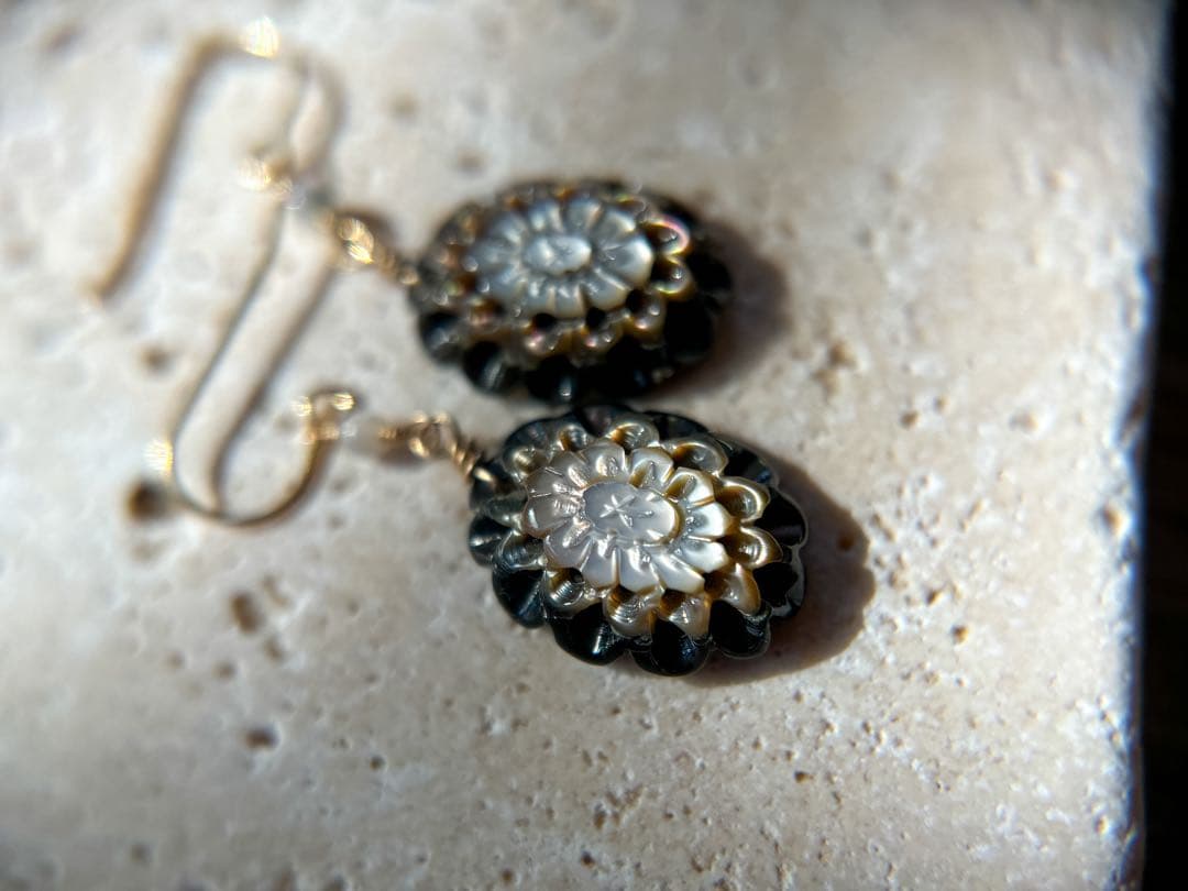 14kgfブラックMOPダリアカービングピアス/イヤリング