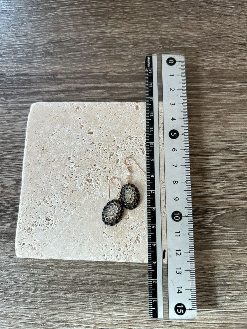 14kgfブラックMOPダリアカービングピアス/イヤリング