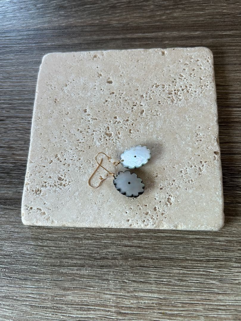 14kgfブラックMOPダリアカービングピアス/イヤリング