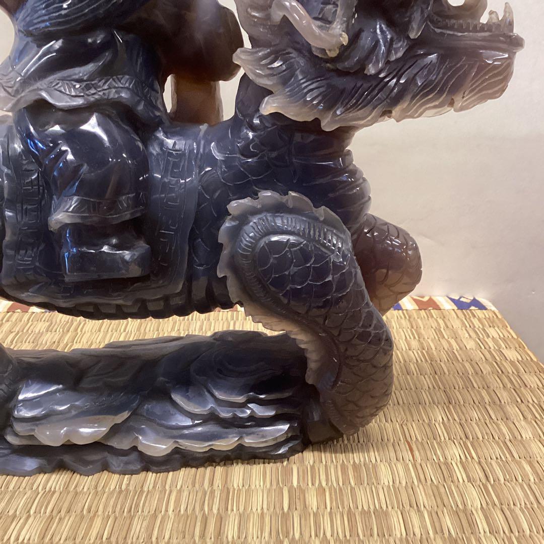 翡翠製 獅子と子供の彫刻 約30cm