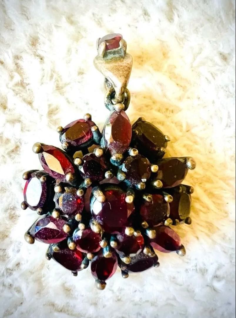 【アンティーク　花形ペンダント　ガーネット　アフガニスタン国より