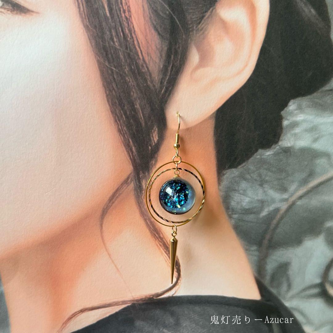 夜空に咲く白彼岸花と蓄光三日月天球儀/ピアス　イヤリング