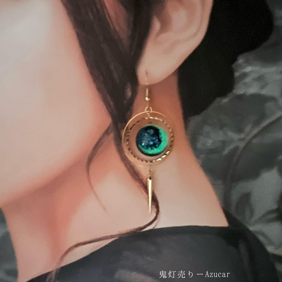 夜空に咲く白彼岸花と蓄光三日月天球儀/ピアス　イヤリング